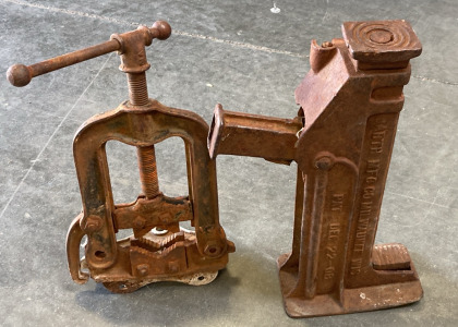 Vintage Tractor Jack Barth MFG Company, Antique Cast Iron Vise .