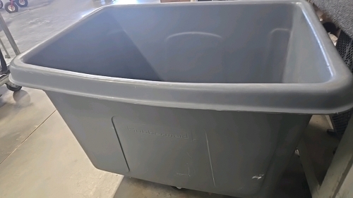 (1) Large Rubbermaid Rolling Cart