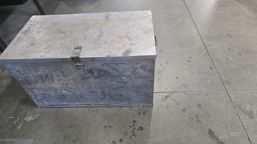 (1) Metal Owner Operator Chest