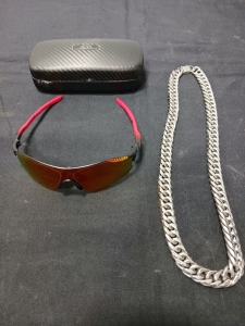 Okley prize Sunglasses with Carbenfiber Case. 1. Silver Toned chain.