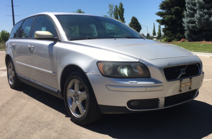 2006 VOLVO V50 - AWD - TURBOCHARGED!