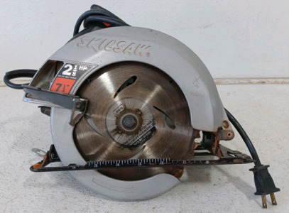 (1) Skilsaw 7¼" Circular Saw - Working