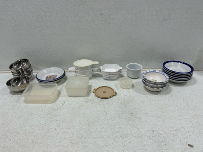 (1) Assorted glass bowls, Tupperware and lids.