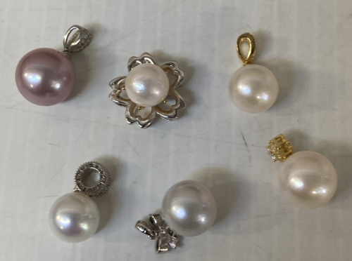 (6) BEAUTIFUL PEARL PENDANTS.