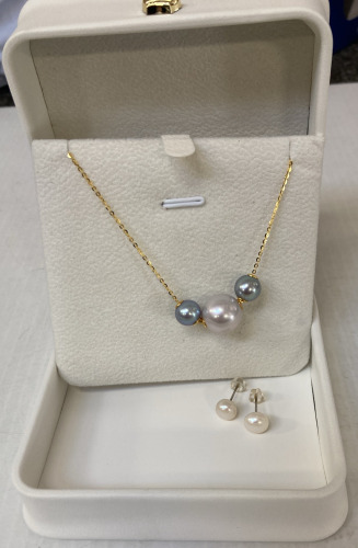 GORGEOUS PEARL NECKLACE WITH PEARL EARINGS.