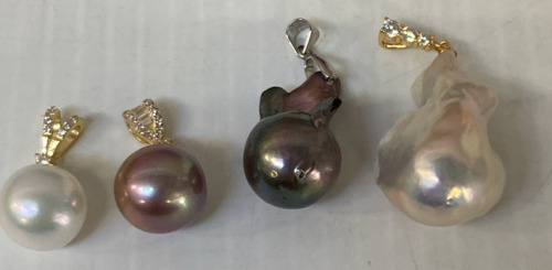 (4) BEAUTIFUL PEARL PENDANTS.