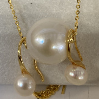 BEAUTIFUL PEARL NECKLACE WITH PEARL EARINGS.