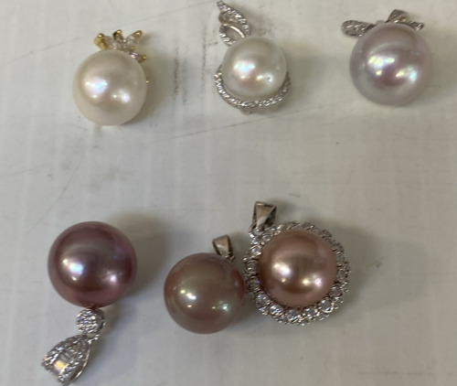 (6) BEAUTIFUL PEARL PENDANTS. (UNAUTHENTICATED).