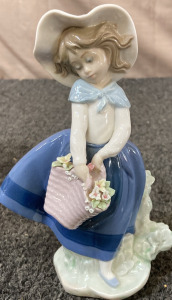 BEAUTIFUL LLADRO DAISA PRETTY PICKINGS GIRL FIGURINE.