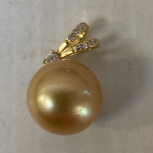 BEAUTIFUL PEARL PENDANT.