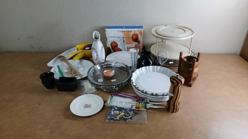 Assortment of Kitchenware