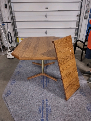 52½"x 42½"x 32" Kitchen Table w/ 18¼"x 42½" Leaf Table Piece