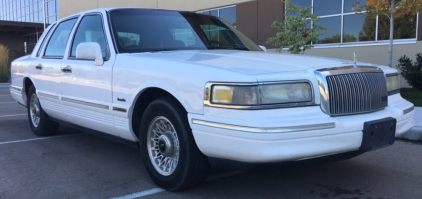 1997 LINCOLN TOWN CAR - RED LEATHER INTERIOR - PIONEER STEREO!