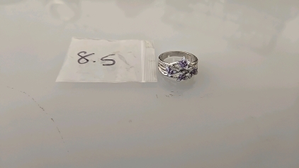 (1) Size 8.5 Silver Banded Ring with Purple and White Flowers