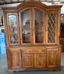 BROYHILL ILLUMINATED CABINET.