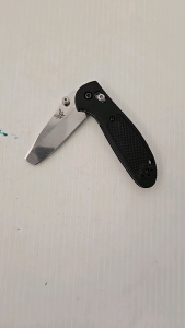 (1) Benchmade Folding Pocket Knife