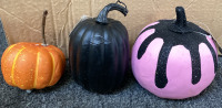 LARGE BOX OF HALLOWEEN PLASTIC PUMPKIN DECOR. - 3