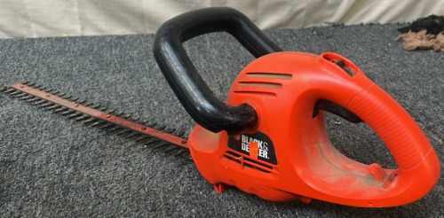 BLACK & DECKER ELECTRIC HEDGE TRIMMER. (UNTESTED NEEDS POWER CORD).