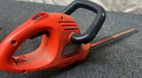 BLACK & DECKER ELECTRIC HEDGE TRIMMER. (UNTESTED NEEDS POWER CORD). - 2