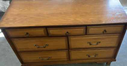 BEAUTIFUL VINTAGE WOOD DRESSER WITH MIRROR. ( 31” X 48” X 19”DRESSER 35.5” X 37.5”MIRROR.).