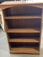 4 SHELF WOOD SHELVING UNIT (47.5” X 13” X 30.25”).