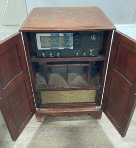 Cabinet Stereo