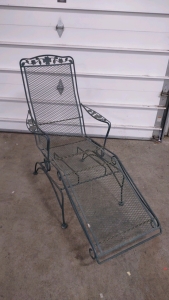 (1) Outdoor Metal Chais Lounge Chair