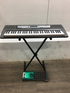 Yamaha Ez-200 Keyboard