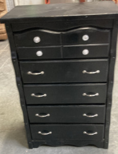 BEAUTIFUL 5 DRAWER DRESSSER. (47.5” X 31” X 18”).