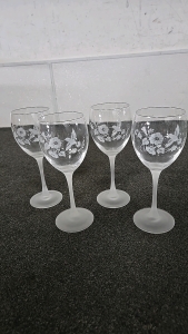 (1) Set of 4 Vintage Avon Hummingbird Wine Glasses