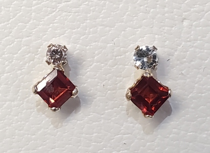 $400 10K Garnet(0.44ct) Diamond(0.06ct) Earrings