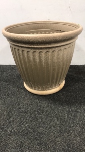 Plastic flower pot