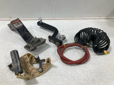 (2) Trailer Hitches Curt, (2) Wires Unbranded,