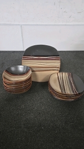 (10) Large Plates (6) Small Plates (7) Bowls