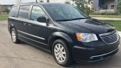 2016 CHRYSLER TOWN & COUNTRY - 3RD ROW SEATING!