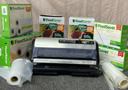 FOOD SAVER VACUUM SEALER WITH LARGE VARIETY OF BAGS.