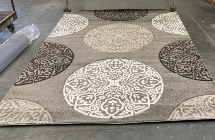 BEAUTIFUL LARGE AREA RUG (135.5” X 95”).