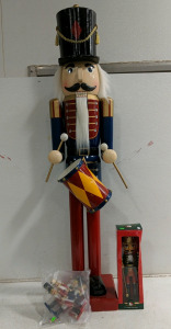 (1) Nutcracker Collection W/ 5' Drummer, 15" & 8" Figures