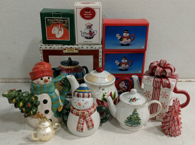 (1) Holiday Teapot & Decor Collection – Snowmen, Santa & More