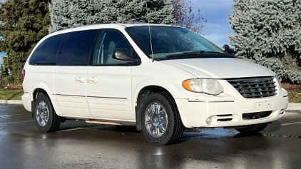 2005 CHRYSLER TOWN AND COUNTRY - HEATED SEATS!