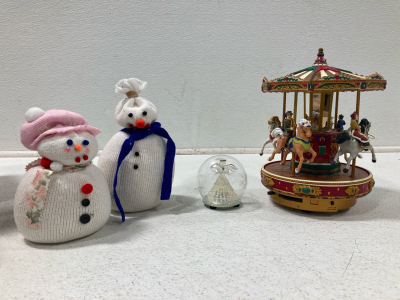 Original Mr. Christmas Merry go round, Snowmen Decor, Light Up Angel Decor