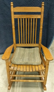 (1) The Cracker Barrel Rocker Rocking Chair