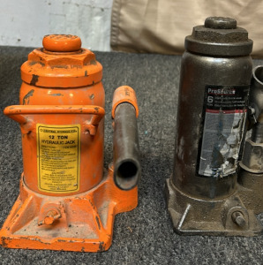 2 Hydraulic Jacks