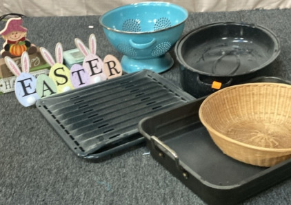 2 METAL BROILER PANS, BLACK SPECKLED ROASTING PAN, BLUE COLANDER, AND MORE.