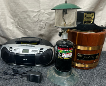 Vintage Frost King Ice Cream Maker, Lecteur CD Portatif Avec Radio Cassette, And Propane Lantern