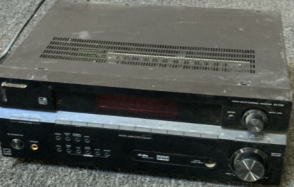 VINTAGE PIONEER HOME AUDIO RECEIVER (TESTED DOES TURN ON).