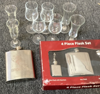 VINTAGE LIQOUR DRINKING GLASSES, BRONCOS FLASK, 4-PIECE GLASK SET.