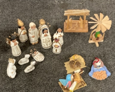 VARIETY OF NATIVITY SCENE DECOR.