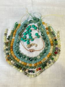 Costume Jewelry: Necklaces, Beads, And Pendants