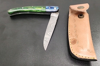 (1) Demascus Foldable 8” Pocket Knife W/ 4” Blade and Carry Case (green handle)